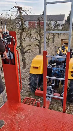 🚜 Zdalne Sterowanie Ciągnikiem z Pozycji Platformy – Ułatwienie w Sadownictwie Zdalne sterowanie ciągnikiem rolniczym z poziomu platformy sadowniczej to innowacyjne rozwiązanie, które znacząco poprawia efektywność i bezpieczeństwo pracy w sadach, zwłaszcza podczas zbiorów i innych prac na wysokości. Umożliwia ono operatorom stojącym na platformie, lub nawet osobom pracującym za ciągnikiem, bezpośrednią kontrolę nad kluczowymi funkcjami maszyny bez konieczności ciągłego wsiadania i zsiadania z k