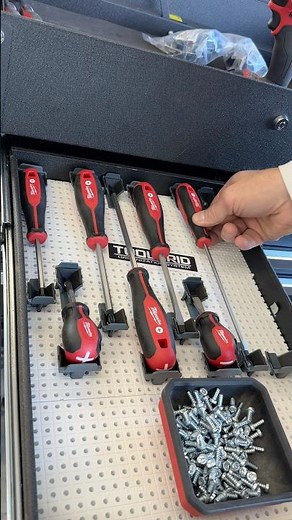 Setting up the first drawer in a mobile tool kart using the ‪@Toolgrid‬ system 👍