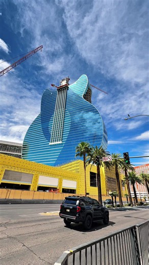 Así luce la construcción de la nueva piscina en forma de guitarra ubicada al pie de la torre en forma de guitarra que se levanta sobre el strip de Las Vegas avanza a toda máquina y ya domina el skyline del strip este nuevo hotel de lujo de Las Vegas abrirá a finales del 2027 y contará con una piscina en forma de guitarra un museo de guitarras aquí cómo dos teatros casino tiendas y restaurantes this is the new hard rock hotel Las Vegas set to open in 2027 #yandrygarcia #vegaslocal #vegastiktok #l