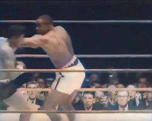 Sonny Liston vs Floyd Patterson 25 settembre 1962. Doveva essere una lunga battaglia da 15 round, ma finì molto prima. Patterson partì con prudenza, cercando di eludere il jab pesante di Liston. Nei primi scambi riuscì persino a rispondere con qualche buon destro, ma bastò un attimo per cambiare tutto...Liston lo spinse alle corde, piazzò un gancio sinistro esplosivo e il campione crollò a terra. Primo round, knockout. Quella notte nacque il regno di Sonny Liston... #SonnyListon #FloydPatterson 