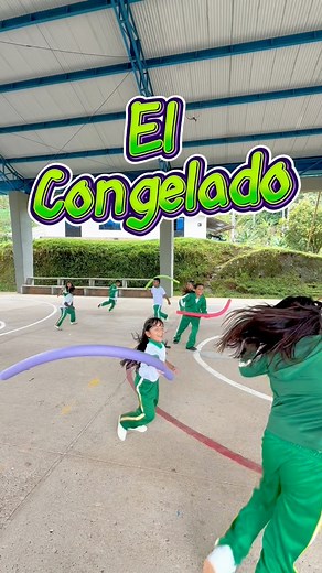 Hoy jugamos al congelado, un juego tradicional que fomenta el trabajo en equipo y la diversión. ❄️🏃‍♂️ Los congeladores deben inmovilizar a todos, pero los compañeros pueden rescatarse pasando por debajo. ¡Cada ronda trae nuevos desafíos! 🔥⏳#JuegoTradicional #DiversiónEnElAula #dinamicasdivertidas #dinamicasgrupales #educacionfisicaydeporte #educacionfisica #profejames_ | ProfeJames