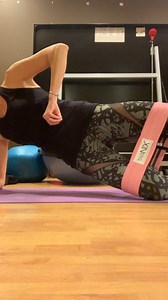 Clams are a classic physio or rehab type exercise that can be a bit *yawny* after awhile. To up the ante, use a band (I have the one from @tabinix ) and try combining them with a side plank...and of course the core breath. Burn baby burn! 🔥 | Vagina Coach