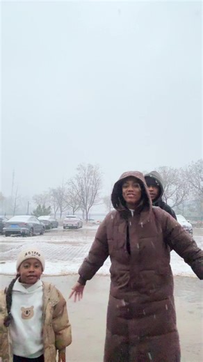 Hoy cele conoció la nieve 🥺❤️❤️ @RYAN CASTRO #vidaenchina🇨🇳 #colombianosenelexterior #lidaenchina #momlife #momtok