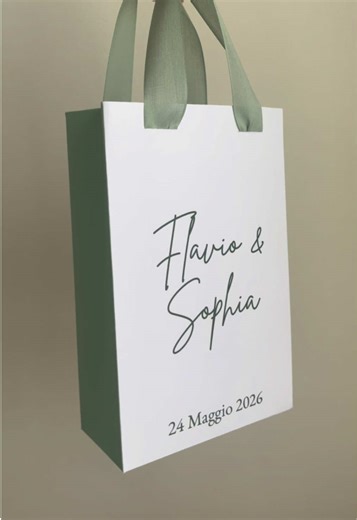 Non la solita Wedding Bag✨ In questa shopper personalizzata abbiamo inserito: -Mentine -Fazzoletto -Ventaglio -Riso -Goccarta -Bolle di sapone Completamente personalizzabile per il vostro giorno e con diversi oggetti✨ #weddingbag #weddingbagpersonalizzate #weddingstationery #ideematrimonio #sposi
