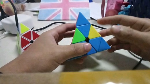 非常简单的三角魔方的还原。