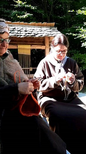 Beim #Nadelbinden an der Weberei. #CampusGalli #messkirch #meßkirch #mittelalter #handwerk #handwerkskunst #sigmaringen #bodensee #badenwürttemberg #freilichtmuseum #oberschwaben #schwaebischealp #ancientcrafts #livinghistory | Campus Galli - karolingische Klosterstadt Meßkirch