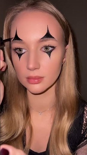 Easy Halloween Makeup 🖤✨ #halloweenmakeuplook #makeuptutorial #halloween #makeup