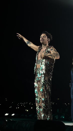 Harry Styles Performs 'Falling' Live at Reggio Emilia Show