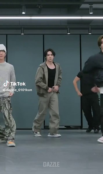 WayV FREQUENCY Dance Practice Featuring KUN