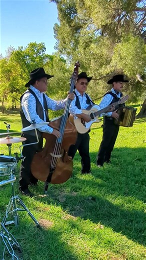 Aquí va una con tololoche, así nomás desde California