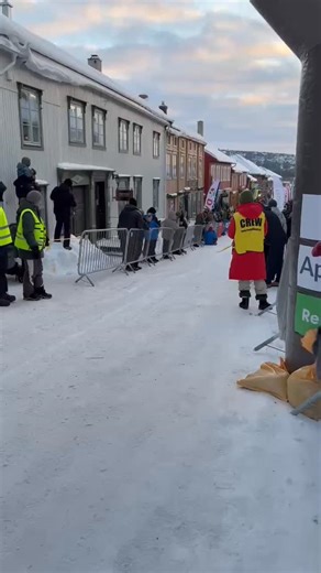Norsk Siberian Huskyklubb on Instagram: "Da har startskuddet gått for årets Femundløp, et høydepunkt for veldig mange av våre siberian husky-kjørere! I år skal Håvard Okstad, Team Tuva, bryne seg på langdistanse-eliten i 650 klassen, etter å ha vunnet 450 ifjor. Det er få Rnb spann i denne klassen som regel, men Isabelle Travadon og Jerome Serres fra Frankrike Hendrik Stachnau (Rnb2) fra Tyskland stiller. Tilsammen 22 startende. Vi husker det sensasjonelle antallet SH spann i topp 10 på 450km if