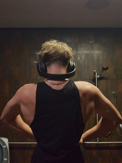 starting to get pretty chubbed up at the moment but still a physique check #gym #gymtok #back #biceps #fyp