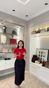 Đi chơi dạo phố mùa Hè xinh yêu chưaa, mặc set này lên mà ưng quá đây này các bác ơi. Nguyên set xinh em Trang mix rời mẫu áo phông cộc đỏ form gọn kết hợp chân váy bút chò bò mềm xanh đậm cạp chun siêu đẹp. Mix rời mà mặc lên với nhau quá là hợp, đẹp từ áo đến chân váy. Tách set mix đồ gì cũng yêu. Nhanh tay không hết các bác nhé, đẹp xịn xuất sắccc🖤 📍 Size : S M L | TRANG PHÙNG SHOP- 79C Lâm Hạ