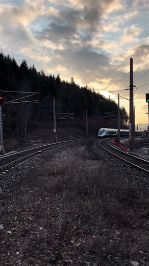 Am 1. März fuhr die @Westbahn zum ersten Mal planmäßig in den Süden nach Villach. Ich habe den Zug in Klamm Schottwien spotten können. 1.3.2026 7:20 Uhr @FrittenphilippTrainspotter @The-OEV-Mike @Greti Dankai @Greti dankai 55 @🚞ÖVSpotter._.Fabio🚂 @Sophia_trainspotterin @Phil @Trainspotter.Fares🇦🇹🇪🇬☪️ @trainspotter_rlp2024 @sebi_ai21 @Train ÖBB @🇩🇪🦅Erwin I Transrapid🦅🇩🇪 @️ @Trainspotteröbb @🐊Maxi.cgl🐊 @Trainspotter_Smiht📸🦅 #besonders #foryouu #westbahn #sonnenaufgang #hoffeesgefäl
