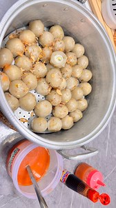 Begini cara buat Cilok Empuk Dan Kenyal Isian Telur Puyuh. Cocok dijadikan ide jualan. CILOK ISI TELUR PUYUH @KELUARGAHAMZAH Bahan Cilok: 500gr telur puyuh/47 butir (20.000) 250gr tepung terigu (3000) 1 sct bawang putih bubuk (500) 1 sct kaldu sapi bubuk (500) 1/2 sdt garam 1 daun bawang (1000) 500ml air 250gr tepung aci/sagu/tapioka (3500) Bahan Saus: 50ml minyak goreng (900) 2 siung bawang putih 3 cabe merah (1000) 500ml air 250gr saus bantal (3000) 50gr saus tomat (800) 1/2 sdt garam 1 sdt la