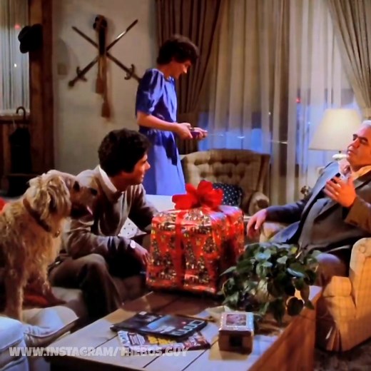 Christmas movie of the day ; Gremlins (1984) / American comedy horror film directed by Joe Dante, written by Chris Columbus, and starring Zach Galligan, Phoebe Cates, Hoyt Axton, Polly Holliday, and Frances Lee McCain, with Howie Mandel providing the voice of Gizmo, the main mogwai character | Back to 80s