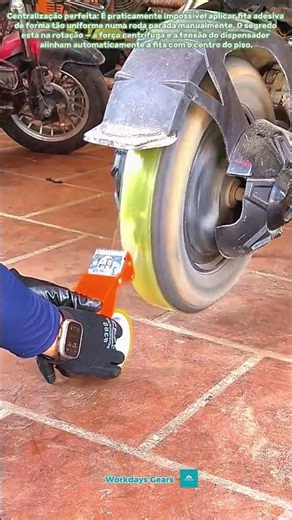 Enrolar fita adesiva à volta da roda de uma moto