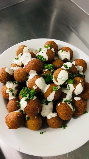 FALÁFEL 🧆 Aquí les enseño a preparar estas croquetas de garbanzos que se consumen muchísimo en el medio oriente acompañado de una salsa de yogurt un plato vegetariano que encanta. Gracias a todos por su apoyo 🥰 Abrazos 🤗 #recetas #faláfel #cocinandoconpati #recetasdelmediooriente #colombia #instafood #recipes #foodporn | Patricia Quintero