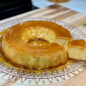 NE JETEZ PLUS VOTRE PAIN🥖 Essayez ce magnifique dessert à base de pain dur🍮 Ingrédients : 250ml de lait 4 œufs 370ml de lait concentré sucré 370ml de lait concentré 1 baguette de 150g 1 c.à.c de Vanille en poudre Caramel: 200g de sucre 50ml d’eau | Deli Cuisine