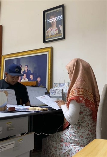 How can you manage Multiple tasks effectively? To Handle multiple tasks, reduce distractions,& focus on one task at a time. ✅Make a list of all tasks ✅Consider the importance & urgency of each task ✅Consider the impact of completing or not completing each task ✅Set Deadlines ✅Review & Adjust priorities regularly #multitasking #officelife #fyp