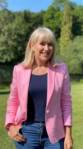 Beautiful blue skies… remember those?? A gorgeous return to Oxfordshire today for a Friday @escape_country ‘A globetrotting couple have decided to move back home for good, and Nicki Chapman lends a hand as they look for a new address in Oxfordshire’s lovely countryside for their £650k budget. Nicki also discovers how and why the county is leading the way with the recycling of its food waste’ - (fascinating & very smelly!!) @bbcone 2.45 pm Repeat | Nicki Chapman