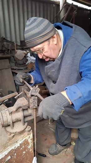 Cutting Threads on a Metal Rod with a Die #threadcutting #handtools #metalworkshop #diymetal