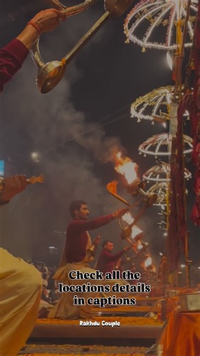 Rakhdu Couple travellers on Instagram: "Banaras ki galiyon me ghoomna matlab har 20 kadam pe ek naya swaad aur har mod pe bhagwan ka darshan 🙏 Yahan ki subah shuru hoti hai kullad chai se aur khatam hoti hai Banarasi paan pe 😍 🍽️ Banaras ke famous food spots & shops: • Ram Bhandar – kachori sabzi & jalebi • Kashi Chat Bhandar – tamatar chaat • Deena Chaat Bhandar – tikki & chaat • Blue Lassi Shop – 50+ flavours wali lassi • Pahalwan Lassi – asli malai lassi • Laxmi Chai Wala – famous kullad c