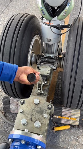 Connecting the tow bar #towpin #towtruck #aviation | Orville Wright