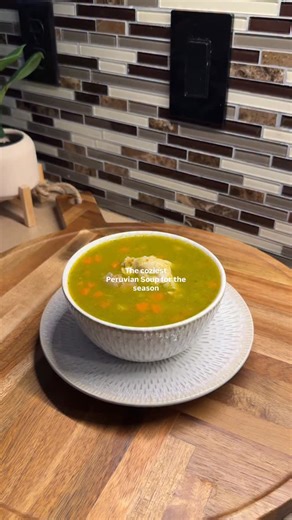Heisil on Instagram: "Aguadito Peruano | This Peruvian soup is pack with warm, full of veggies and chicken giblets! Not only tasty but nutritious dense , gramma approved 🙌🏻❤️ Ingredientes 🌿 Pollo (menudencia y pechuga) Pimentón, papa, zanahoria Arvejas, choclo, arroz Culantro y espinaca Cebolla, ajo, ají amarillo Acorn squash (¼) Preparación 🍲 Hierve el pollo en 2 L de agua con sal por 30 min. Mientras tanto, saltea cebolla, ajo, pimentón y acorn squash. Agrega culantro y espinaca, cocina 2 