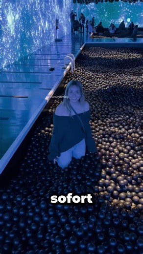 Ein Kind springt ins Bällebad und sorgt für Chaos #WissenWelt #shorts