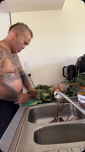 This is my first attempt at making Lu moa. Tongan recipe taro leaves , onions coconut cream and chicken. #sundayfunday☀️ #sundayfeasts #trynewthingseveryday #healthyeating | Jason 'Psycho' Suttie