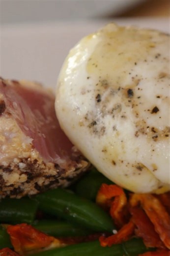 Uova in camicia facili da preparare in pellicola con condimento