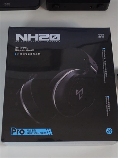 NF ACOUS NH20 Unboxing | A First Look at This Closed-Back Monitor Headphone In this video, I’m unboxing the NF ACOUS NH20 Monitor Headphones and taking a first look at what’s included before the full review drops. 👉 Manufacturer website: https://www.nf-acous.com If you’re interested in closed-back monitor headphones and want to see what the NH20 brings to the table, stay tuned for the in-depth sound review coming soon. #NFAcous #NH20 #NFAcousNH20 #HeadphoneUnboxing #MonitorHeadphones #ClosedBac