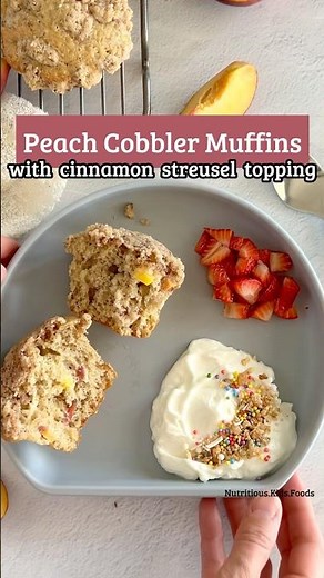 Peach Cobbler Muffins, with a Cinnamon Streusel Topping. #kidsfood #summerfood #peachrecipe #muffins