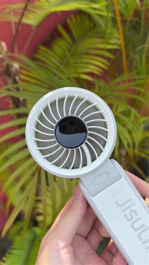 This compact portable fan is your perfect everyday companion. Lightweight, easy to carry, and designed for convenience, it fits right in your bag while delivering a powerful breeze whenever you need it. Whether you're commuting, traveling, walking outdoors, or just trying to beat the heat, this fan keeps you refreshed all day. 🫶🏼