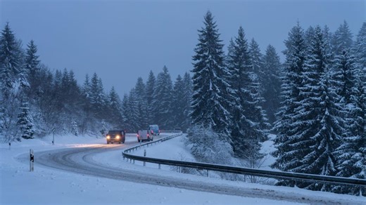 10 Lkw stecken auf B31 im Schnee fest: „Wenn es stärker schneit, geht da nichts mehr“