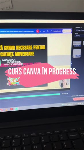 Am lucrat la primele două module ale cursului în care te învăț să folosești Canva și să creezi cutiuțe personalizate pentru aniversări. Modul în care vezi ecranul și procesul te ajută să înțelegi concret fiecare pas. E un curs făcut pentru mame și femei care vor să învețe ceva nou și să creeze cu sens, chiar dacă au puțin timp liber. #cutiiDIY #canvadesign #mameinspirate #creatieacasa #aniversaricopii #tutorialcanva #cursofline #cutiutefestive #ideicreative #femeicarecreaza