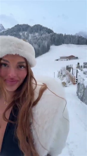 Oopsie! #bounce #challenge #please #open #help #snow #winter #outfit #clap #fast #time #roblox #sub