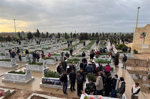 Rojava people celebrate Eid al-Fitr by visiting martyrs' shrines