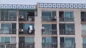 아파트 9층서 "독립 만세" 외치며 가구 투척한 20대 남성