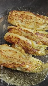 endives braisées, en cuisson dans une poêle Stock ビデオ