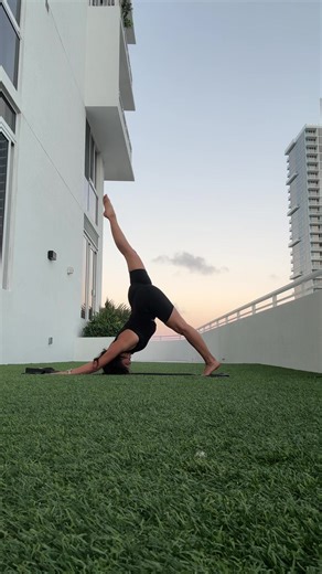 Friday Flow #flowfriday #flowwithme #yogaflows #yogateacher #trainwithme