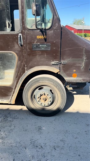 If I could motivate the streets this would be the start you don’t have to sale drugs or scam to have money #ups #upsdriver