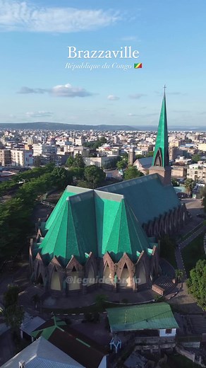 Brazza la verte (Brazzaville) 🇨🇬 Brazzaville est la capitale du Congo, elle constitue le centre administratif et financier du pays. Situé sur la rive nord du Fleuve Congo elle fait face à Kinshasa la capitale de la RDC les deux capitales les plus proches au monde, elle est réputée pour son charme . . . . . . . . . . #congo #brazza #brazzalabelle #mavula #leguidecongo #afrique #africa #visitafrique #visitafrica #Brazzaville #visitcongo #tourism #tourisme #explorer #visitcongo #landofopportuniti