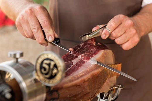 308K views · 3K reactions | ¿Tienes dudas sobre cómo abrir y cómo cortar un jamón Cinco Jotas? En este videotutorial nuestro maestro cortador Santiago Martinez Samitier te explica, paso a paso, todos sus trucos y los mejores consejos para hacerlo como un profesional. | Cinco Jotas | Facebook