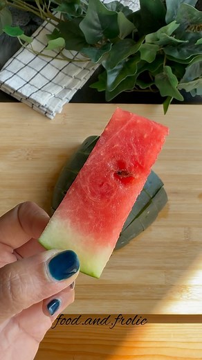 How to select a watermelon 101🍉 Here are a few factors that indicate a perfectly sweet watermelon: - yellow patch - webbing/scratch marks - it should feel heavier to hold Of course it shouldn’t be soft to touch, no holes or anything. So choose the best watermelon and enjoy❤️ Also I learnt this cutting technique from @metemgee which has made my life SO much easier!! I thoroughly enjoy eating it this way, no going back to boring cubes or slices!🫣 [watermelon, tarbooj, kalingad, how to select a w