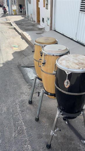 Tocando três congas na rua