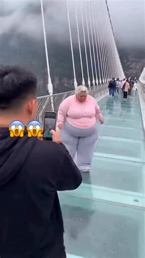 guy captures a shocking moment on the Zhangjiajie Glass Bridge — when the ‘unbreakable’ bridge suddenly cracks beneath a tourist 😱 #CaughtOnCamera #ChinaBridge” #fyp #explorepage #viral #collapse | Elizabeth Gaona