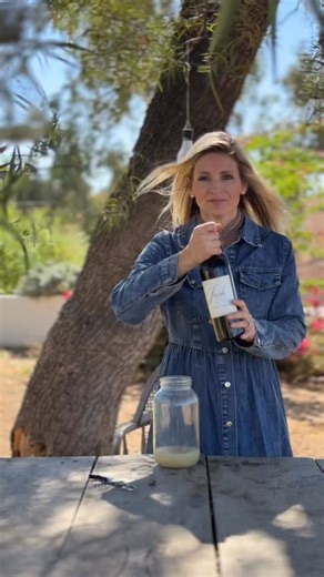 I’m seeing a small vineyard in the future and my own from-scratch wine to make all of my own vinegars from…🫶🏻 Recipe for red wine vinegar: Add 1 cup of mother (from ACV or other vinegar) and an entire bottle (750ml) of red wine to a large glass container. Cover and place out of direct sunlight. Over a 2 to 3 week period, you’ll see a “skin” form over the top of the mixture. The skin will eventually sink to the bottom (about 2 weeks) and you’ll have vinegar. As you use the vinegar, you can add 