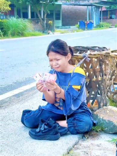 Empathy on the Streets: A Heartwarming Gesture